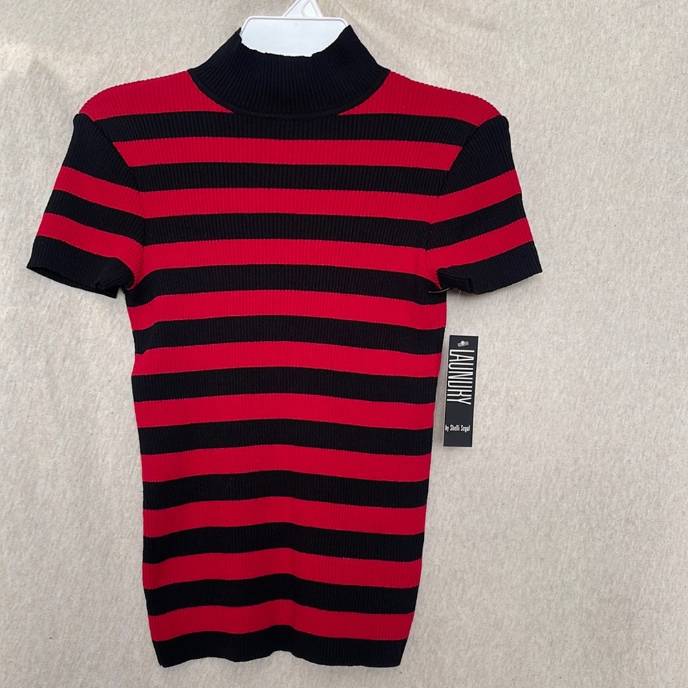 Vantage LAUNDRY Brand New Black and Red Striped Knit Top。Size Medium
